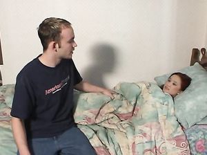 Послушная азиатка делает горловой минет