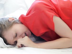 Милая крошка кончает во время дрочки нежной киски