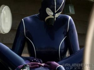 Лесбиянки в черном латексе дрочат друг дружке возле бассейна