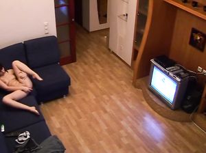Шлюшка мастурбирует перед теликом, не увидев скрытой камеры