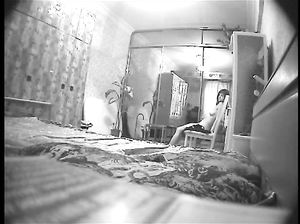 Чувак подсматривает за девчонкой в спальне через камеру