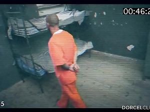 Заключенный ебет преступницу в камере