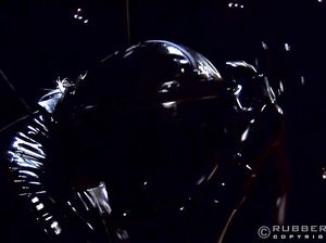 Лесбиянки в латексе увлеченно мастурбируют