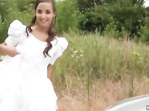 Невесте дали пососать прямо на улице