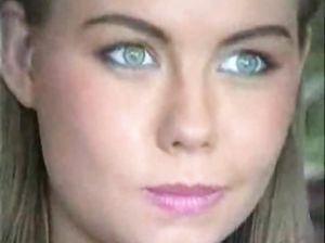 Красотку с серыми глазами натягивают два жеребца