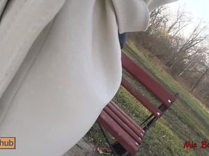 Чувак накончал девчонке в рот посреди парка