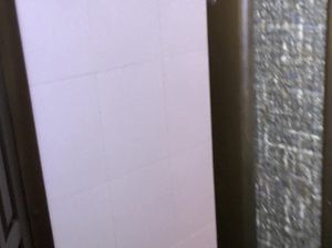 Парень жарит красивую подругу в ванной в анал