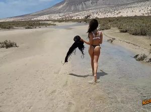 Отменный анальный секс на пляже с шикарной девкой