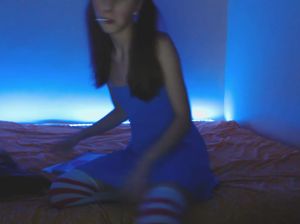 Юная малышка мастурбирует перед домашней видеокамерой