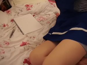 Взрослый мужчина жахает юную милашку и кончает ей в пизду