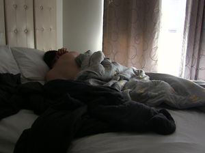 Девушка проснулась от сильного возбуждения и села на пенис парня