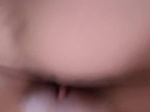 Жеребец трахает девку в анал и снимает на камеру