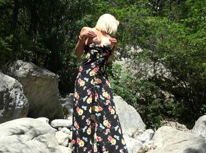 Длинноногая студентка сосет пенис посреди гор