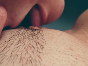 Прыщавый пацан делает куни своей подруге