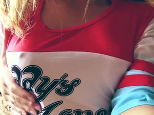 Разгоряченный кобель трахает в презервативе девку с большой попой