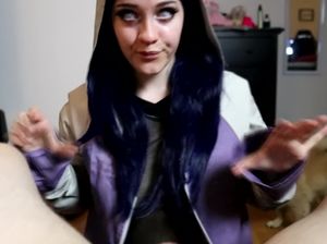 Брюнетка в образе эротического демона отсасывает у парня