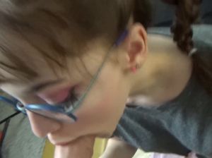 Очкастая молодая девушка сосет у своего кавалера