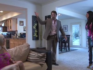 Истинный ловелас трахает жену и любовницу в задницу