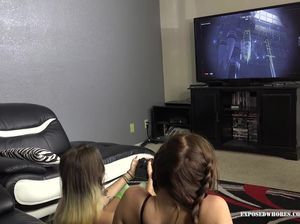 Две юные девчонки приласкали киски и сделали парню минет