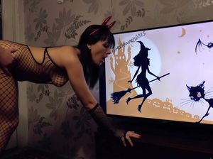 Дьявольски красивая девка в секси костюме на Хэллоуин ебется с парнем