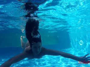 Экстремальный русский секс втроем под водой