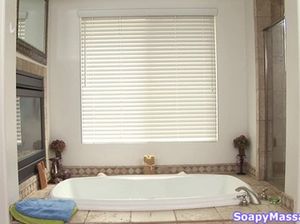 Китаянка с черными волосами делает отменный массаж лингама любимому клиенту