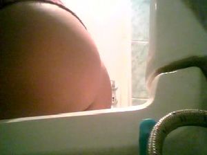 Ничего знающая телочка засветила жопу и пизду на камеру в туалете