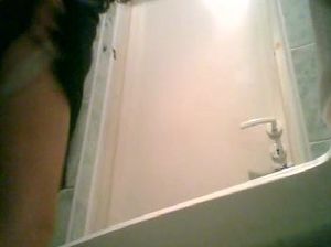 Скрытая камера в туалете снимает писающих русских студенток