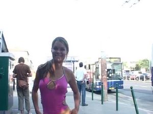 Фигуристая писающая на улице телка разделась догола на публике