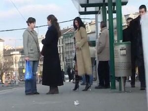 Сисястая девка в плаще обильно мочится на улице