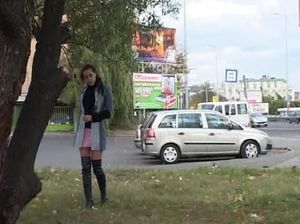 Девочки писают на улице и ловят кайф от этого фетиша