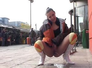 Самки гуляют по городу без трусов и ссут на дорогу