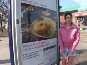 Бесстыжие шлюшки ссут посреди улиц