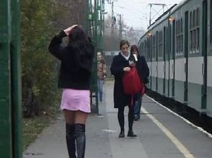 Молодые девки не стесняясь писают на улице