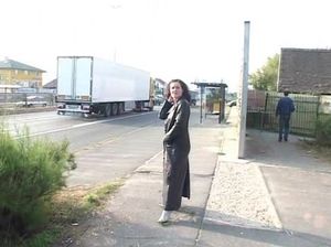 Красивые чешки писают среди оживленной толпы