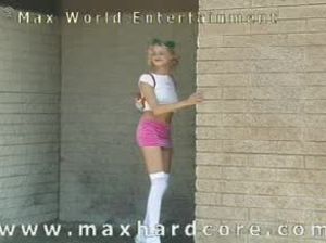 Старый ковбой Макс ссыт бабе в рот после минета в туалете