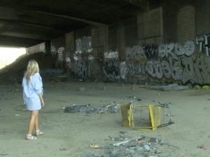 Писающая на улице блондинка ловит кайф от своего фетиша