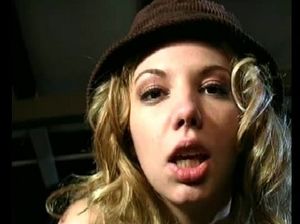 Обаятельная девушка с большими сиськами писает на улице