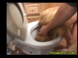 Чуваки выебали и обоссали белокурую шлюху в ванной