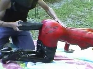 Настоящий маньяк в маске раскурочил бабе пизду большим дилдо