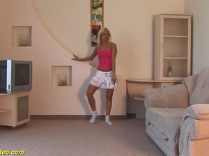 Загорелая гимнастка показала свою мастурбацию