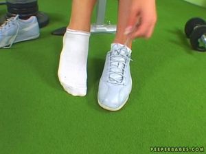 Спортсменка мастурбирует киску в тренажерном зале и писает