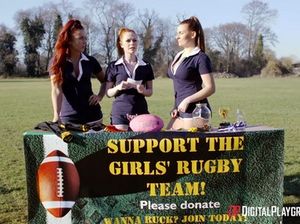 Рыженькая чирлидерша жахается с очкастым студентом в мужской раздевалке