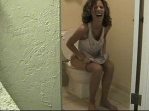 Извращенец муж щекочет супругу и подсматривает за ней в туалете