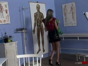 Стройная медсестра лесбиянка трахнула страпоном пассивную пациентку