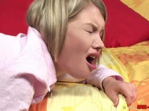 30 летняя доминантка устраивает порку юной напарнице по постели