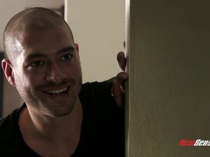 Бритый любитель инцеста подсмотрел за сестрой и трахнул ее