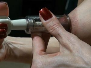 Замужняя проказница сама себе цепляет прищепки на голые сиськи перед камерой