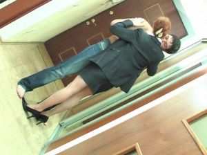 Офисная леди в костюме дает сотруднику полизать киску