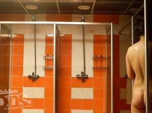 Девчонку в бане снимают тайком на камеру